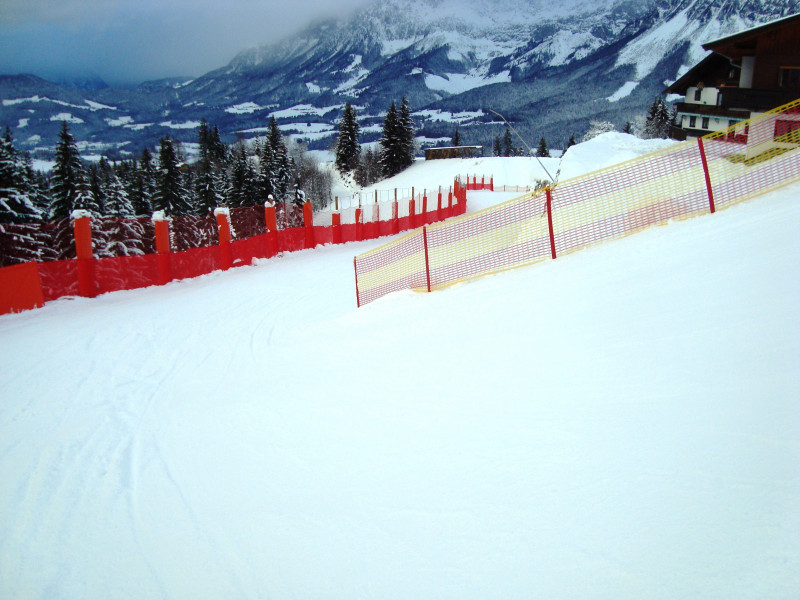 Einfahrt Skiweg. Sehr scharfe Kurve.