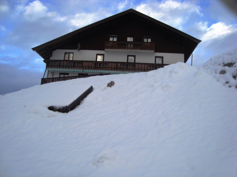 Treichlhof. Für Skifahrer vom Skiweg aus fast unerreichbar. Treichlhof sah aus als ob er ( noch ) geschlossen hätte.