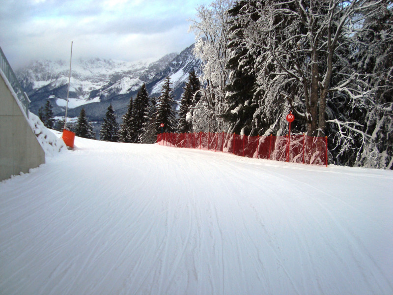 Skiweg nach der Straßenunterführung sehr flach.