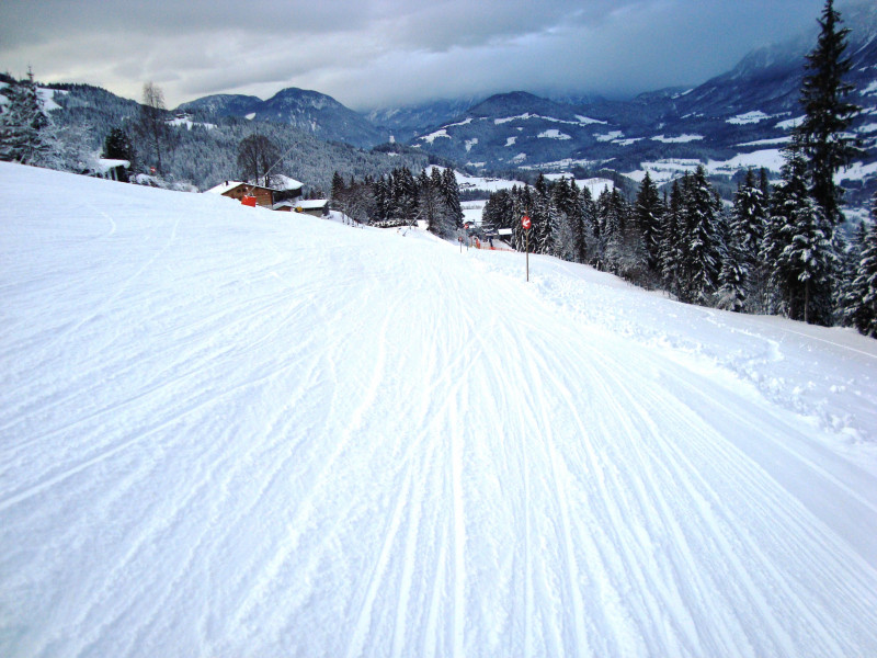 Skiweg Richtung Bergstation Hausberg auch flach.