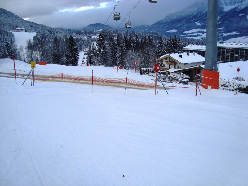 Oberhalb vom Hotel Berghof führt die Piste nach wie vor über eine gesalzte und gesteute Straße.