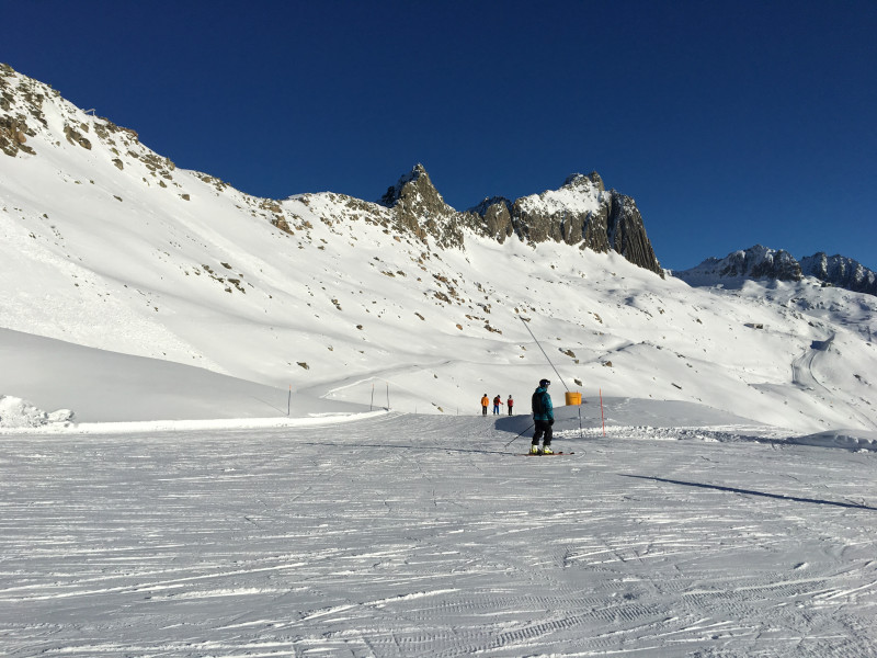 Unten am Felszacken ist der Lutersee-Flyer mit der Grundpräparierten Piste zu sehen.