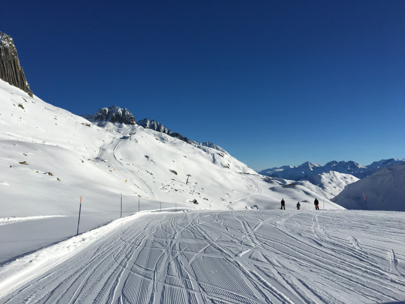 Auf der Aussenrum-Piste mit Blick Richtung Sedrun-disentis.