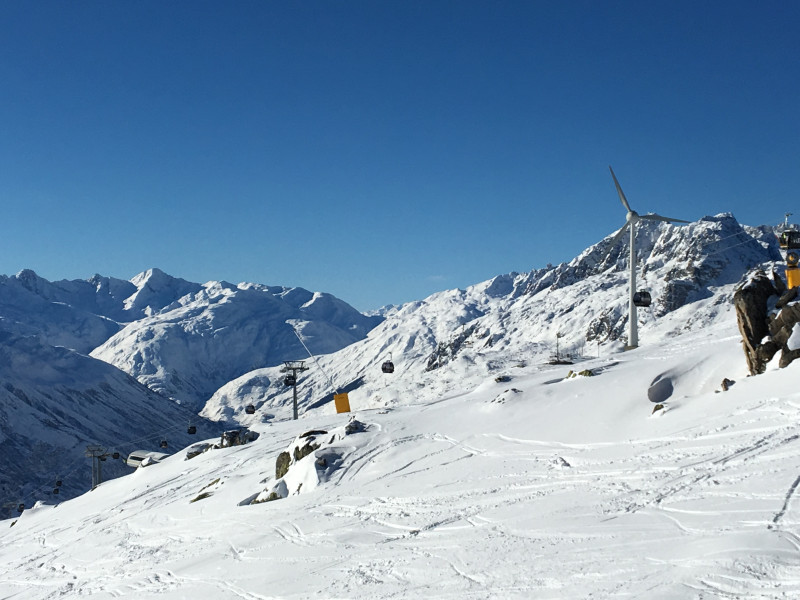 Gütsch-Express mit Windrad. Gibt es in irgend einem anderen Skigebiet in der Schweiz noch solche Windräder? Die geben dem Gebiet einen speziellen Charakter. Sieht echt gut aus