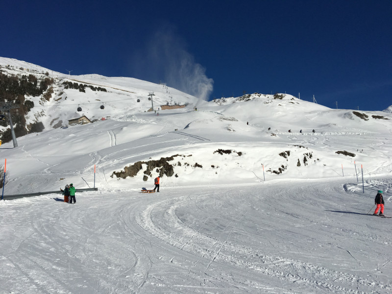 Die Talabfahrt nach Andermatt ist eine gemütliche Panorama-Piste, auf welcher man den Blick umher schweifen lassen kann.
