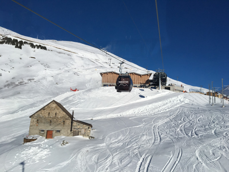 Die Mittelstation Nätschen liegt direkt neben dem Bahnhof. Ein Wechsel zum Oberalppass wäre also kein Problem gewesen. Ich liess es dann aber doch bleiben, weil viele gingen in diese Richtung und ich hatte richtig spass an den Pisten auf dem Gütsch.