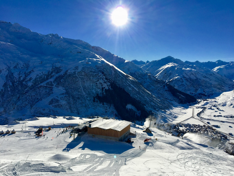 Die Mittelstation am Nachmittag. Die schwarze Piste nach Andermatt wurde den ganzen Tag kräftig beschneit.