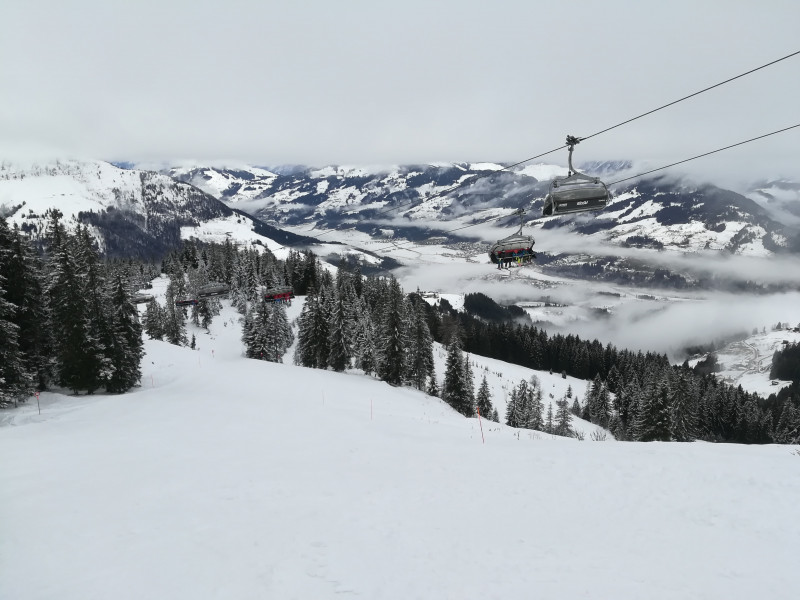 Seit gestern Abend regnet es in Tal. Einige Hänge sind unten schon wieder grün. Fürs Auge sieht's von oben aber nicht besonders schlecht aus