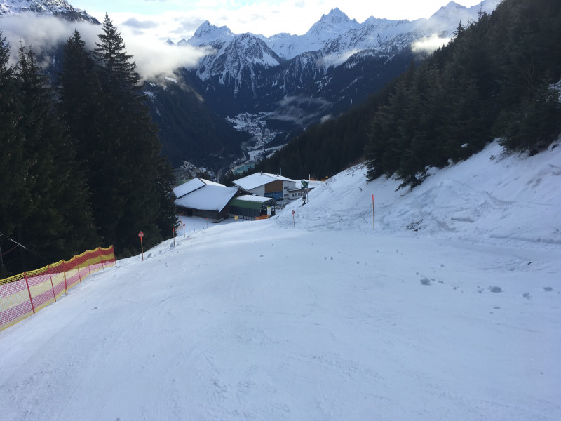 Endlich kommt die Station in Sicht...<br />Mit Blick auf den Talschluss von Partenen. Hinten das Skigebiet von Galtür