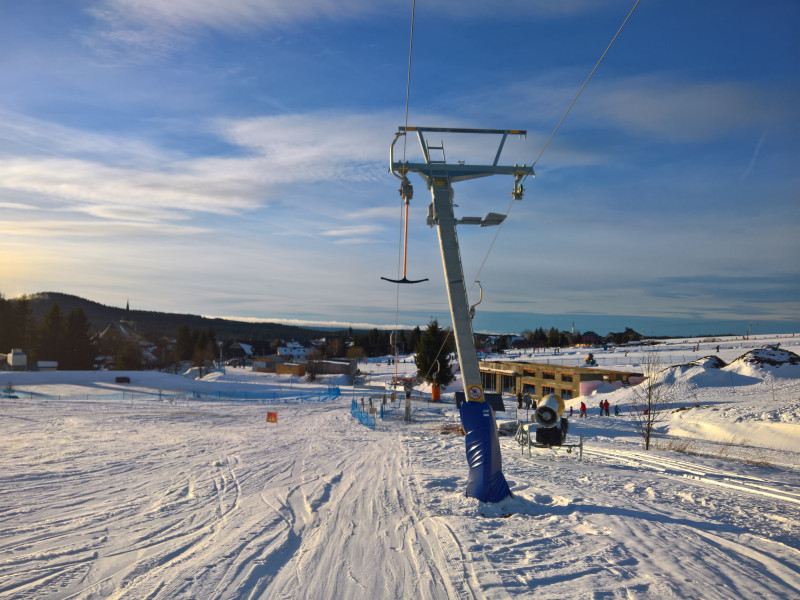 Trasse talwärts, im Hintergrund das neue Funktionsgebäude sehr mittig im Gebiet