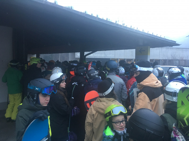 Das mit dem frühen Vogel stimmt nicht mehr - auch um kurz vor acht schon Schlange stehen bis raus...