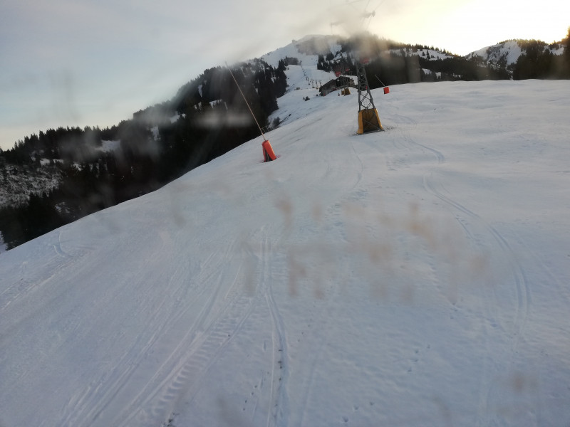 Rinderberg. Hier war es Nachmittags noch am Besten, die Talabfahrt ist aber geschlossen. Knapp unter der Eggweid ist kein nennenswerter Schnee mehr