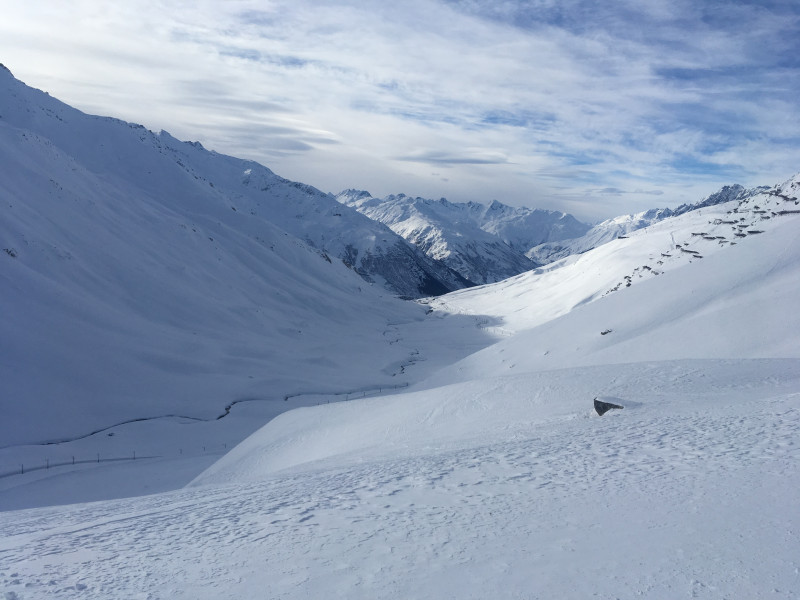 Die Landschaft ist aber schon toll hier oben mit der einsam durch das Tal fahrenden Eisenbahn.