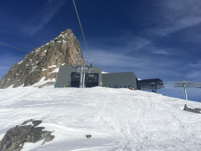 Der Bergstationskomplex unter dem Schneehühnerstock-Gipfel. Selten hässlich, eine Zumutung fürs Auge. Geht überhaupt nicht. Der Architekt soll sich schämen.
