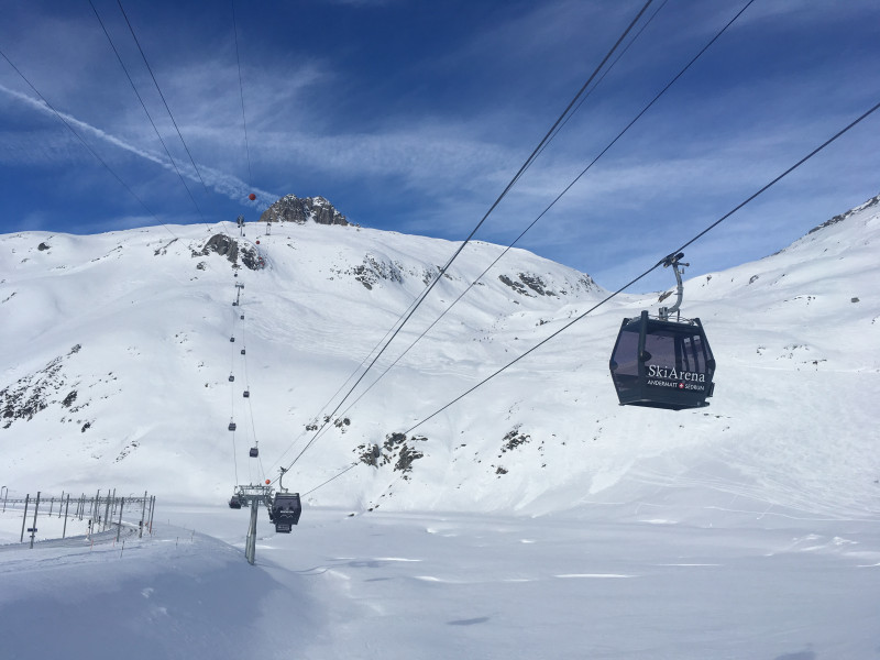 Blick Richtung Schneehühnerstock. Die alte Militärseilbahn blieb anders als ursprünglich geplant erhalten und kreuzt die Gondelbahn im untersten Abschnitt.