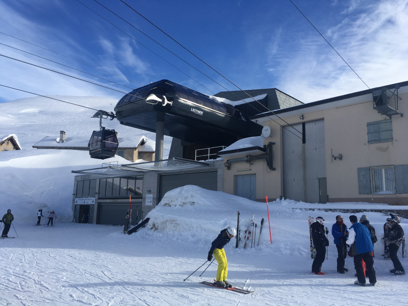 Talstationen der Schneehühnerstock-Bahnen. Für Wiederholungsfahrer gibt es von hier einen direkten Zugang zur Talstation der Gondelbahn. Soweit ich gesehen habe allerdings nur via Treppe. Passt nicht ganz zur sonst hypertrophen Infrastruktur.