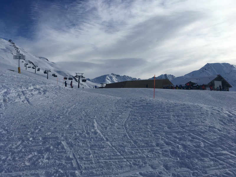 Ein weiterer Aufreger kommt aber jetzt. Da baut man im Hinblick auf die Skigebietsverbindung diese hässliche, monströse Sesselbahn namens Oberalp Flyer, schafft es aber die Talstation so zu positionieren, dass man jedes Mal 150 Meter bergauf latschen muss. Wer ist hier für die Planung zuständig???