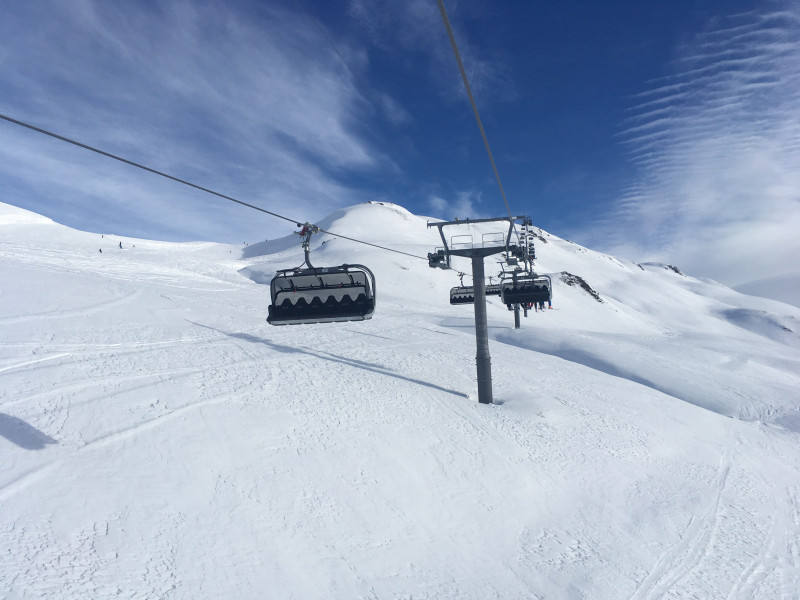 Bergfahrt mit dem Oberalp Flyer. Schade um den schönen Skilift.