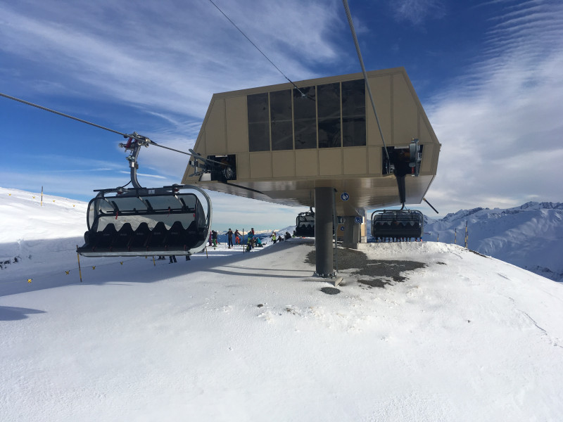 Bergstation. Vielleicht fällt sie mit der komischen Farbe im Sommer nicht so auf, wär immerhin etwas...