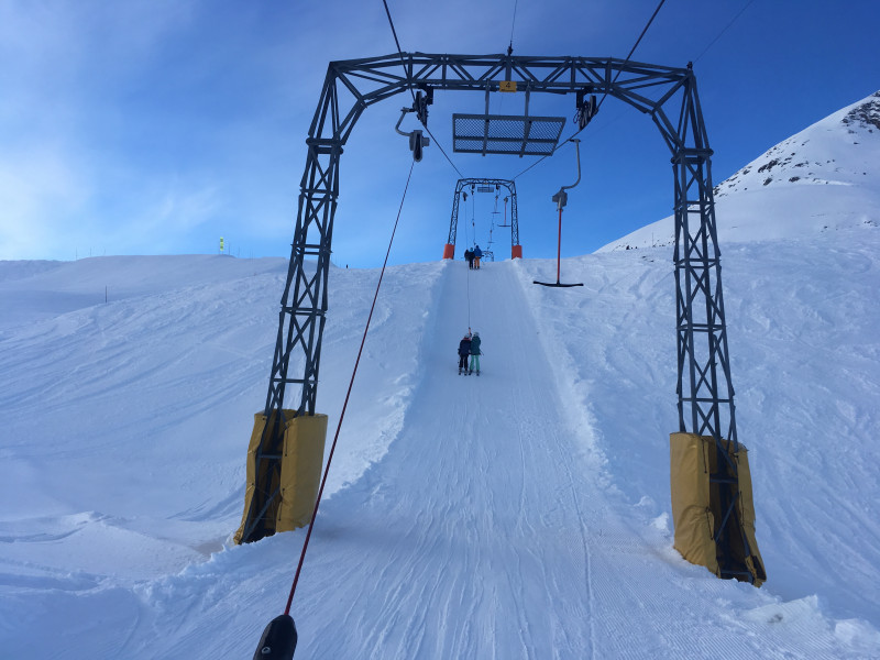 Skilift Tegia Gronda. Super gibts den noch, hat heute denn auch die beste Piste erschlossen. Nur Schade dass es die Piste auf der linken Seite nicht mehr gibt, ist jetzt ein Snow Park.