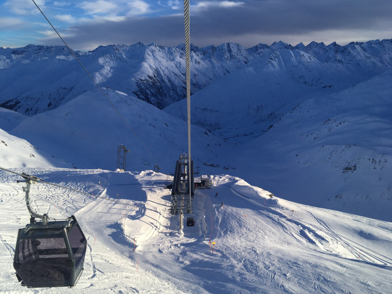 Blick auf die Mittelstation, welche Wiederholungsfahrten auf dem oberen, etwas flacheren Plateau erlaubt. Eine weitere Abfahrt ab diesem Punkt ist - zumindest auf einer Piste - nicht möglich.