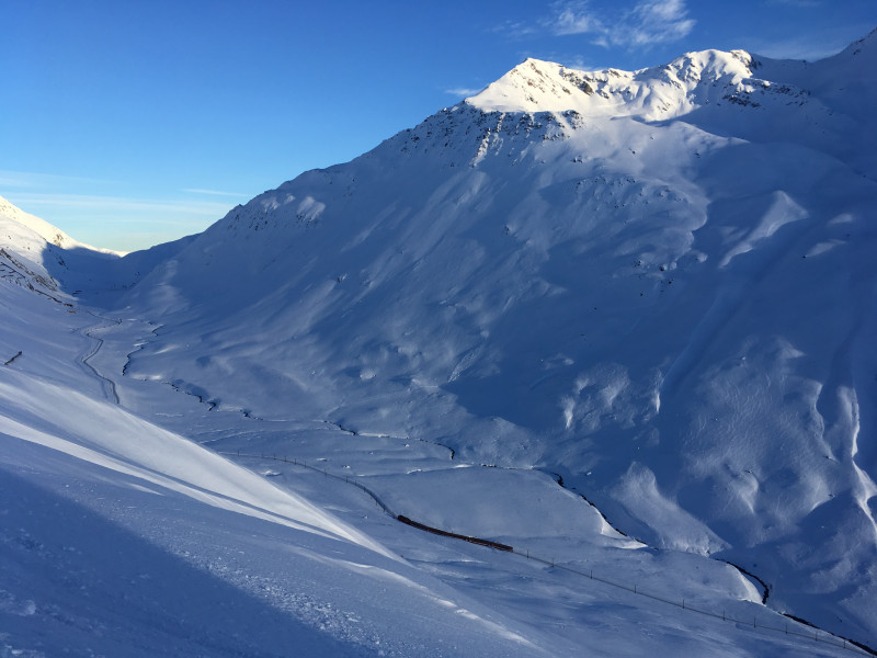 Ein Zug kämpft sich durch die weisse Wüste.