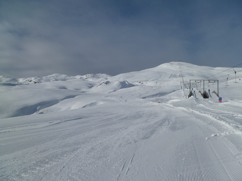 10:52 Uhr: Wechsel nach Radons. Hier auf der Piste 20 (Heidipiste), welche unterhalb der Skibrücke im Moment direkt entlang des Doppelskilifts verläuft.