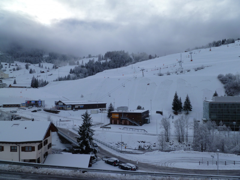 13:22 Uhr: Auf diesem Bild sieht man zwei Neuerungen. Einerseits rechts das Hotel Cube, welches seit September geschlossen ist. Andererseits zwischen Kassengebäude und Talstation die neue Mietstation von Wasescha Sport, welcher das Cube Active ersetzen soll.