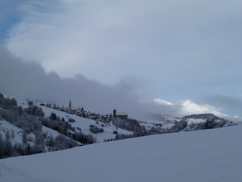13:22 Uhr: Blick nach Riom (vorne) und der Westseite der Lenzerheide mit dem Stätzerhorn (hinten).