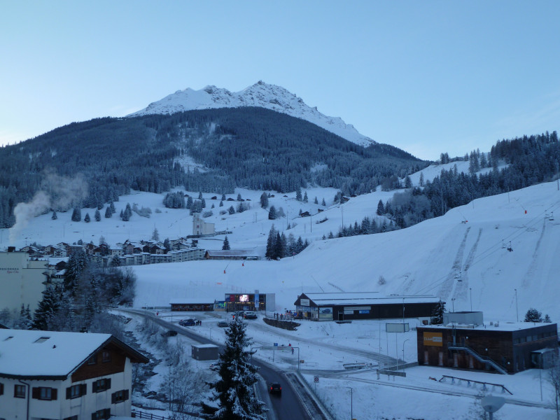 08:23 Uhr: Ein Prachtstag bahnt sich an. Diese Saison öffnen die Bergbahnen nicht mehr erst nach dem Glockenschlag der Kirche um halb neun, sondern meistens bereits zwischen 8:20 und 8:25 Uhr.