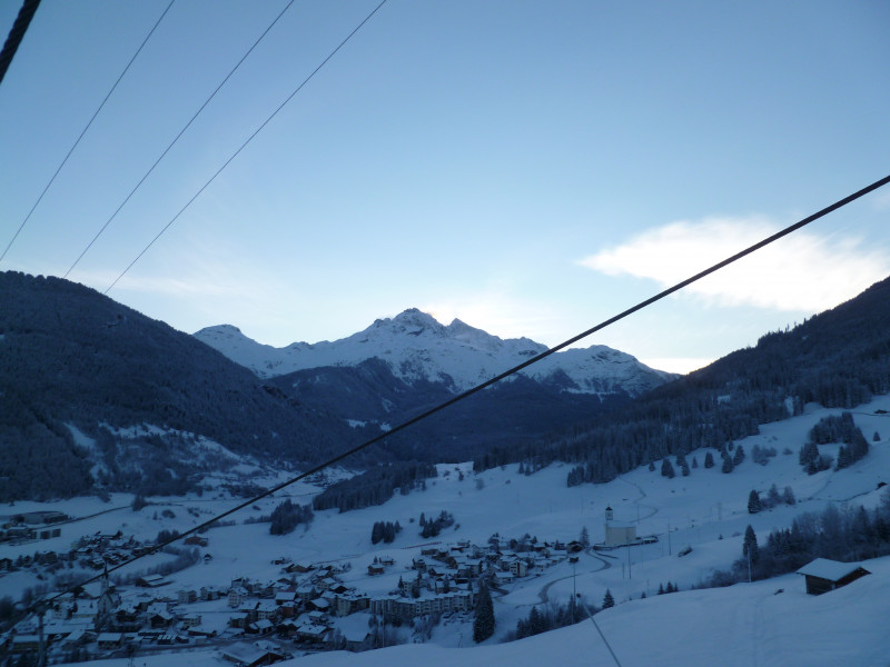 08:33 Uhr: Noch ein Blick zurück ins Dorf, Richtung Julier hat es sogar eine Wolke.