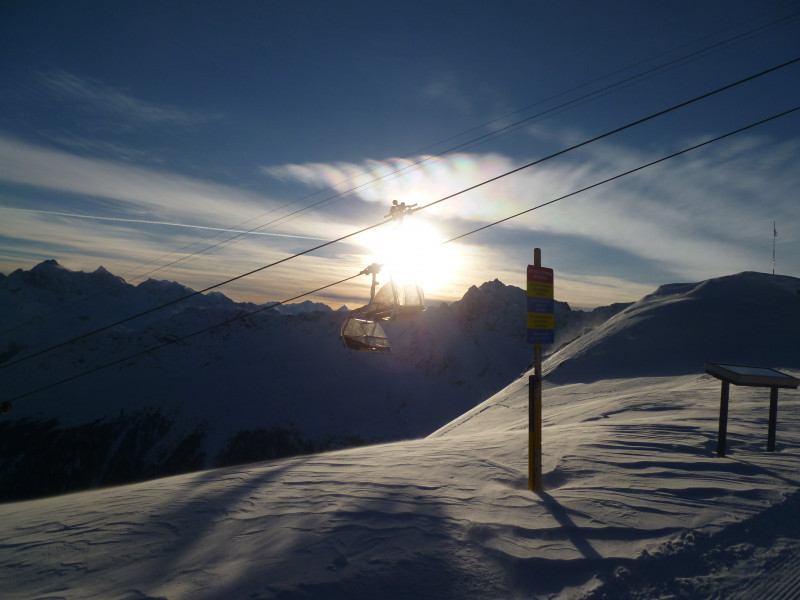 09:02 Uhr: An diesem Hang lösten die Bergbahnen im Verlauf der Woche noch ein grösseres Schneebrett aus. Die saubere Abbruchkante hatte eine Höhe von ca. 80cm. Dennoch fuhren unzählige Skifahrer und Snowboarder auch danach noch den Hang hinunter. In diesem Tagen dürfte noch mehr hinunterkommen, denn es bildeten sich noch weitere Risse.