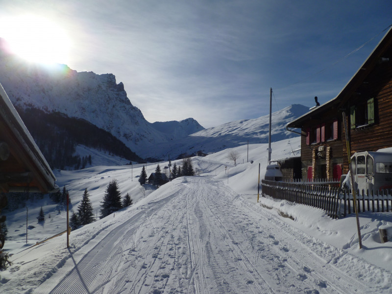 11:16 Uhr: Zuerst aber noch ein Blick hinauf Richtung Radons. Rechts eine Gondel der ehemaligen Gondelbahn Savognin – Radons. Diese wird noch immer von vielen Gästen schmerzlich vermisst.