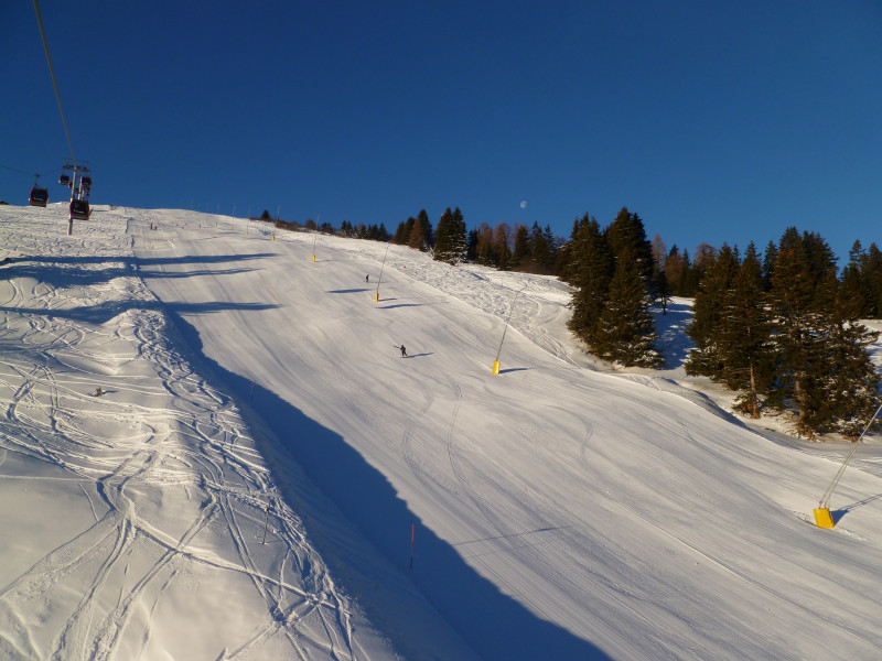 08:55 Uhr: Heute finden auf dem linken Teil der Piste Trainings vom Skiclub Savognin statt.
