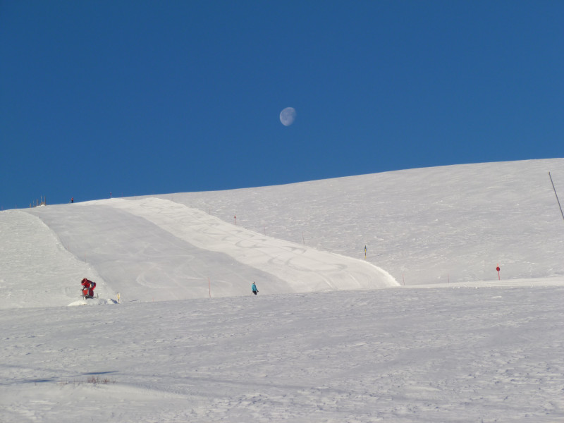 09:02 Uhr: Auch der Mond grüsste diese Woche jeden Morgen freundlich. Hier oberhalb der Piste 8 (Colms).