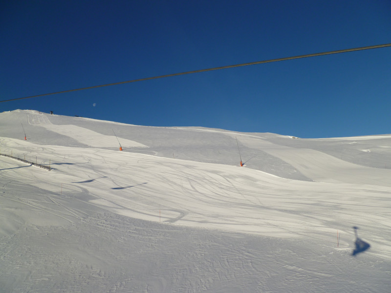 09:04 Uhr: Eine dieser beiden inoffiziellen Pistenvarianten gab es in den vergangenen Jahren häufig. Dieses Jahr sind gleich beide präpariert. Wobei die rechte offiziell ausgesteckt ist und die linke als Trainingspiste für den lokalen Skiclub dient.