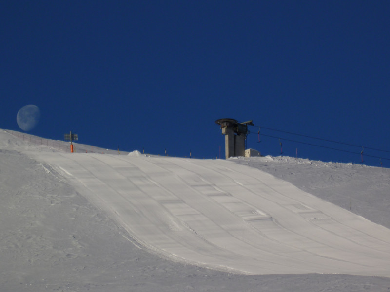 09:05 Uhr: Nochmals der Mond – links von der Bergstation Lartig.