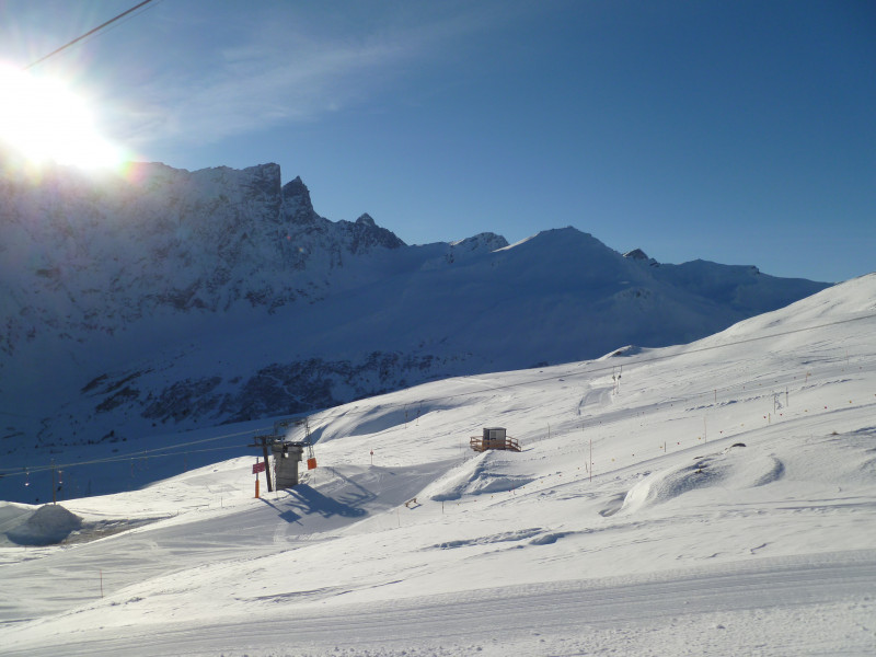 09:41 Uhr: Blick auf die Bergstation des Doppelskilifts Radons. Das rechte Trasse wurde zwar im Laufe der Woche hergerichtet, war aber durch die etwas schlechteren Pistenverhältnisse im unteren Bereich und dem damit hergehenden geringeren Andrang noch nicht nötig.
