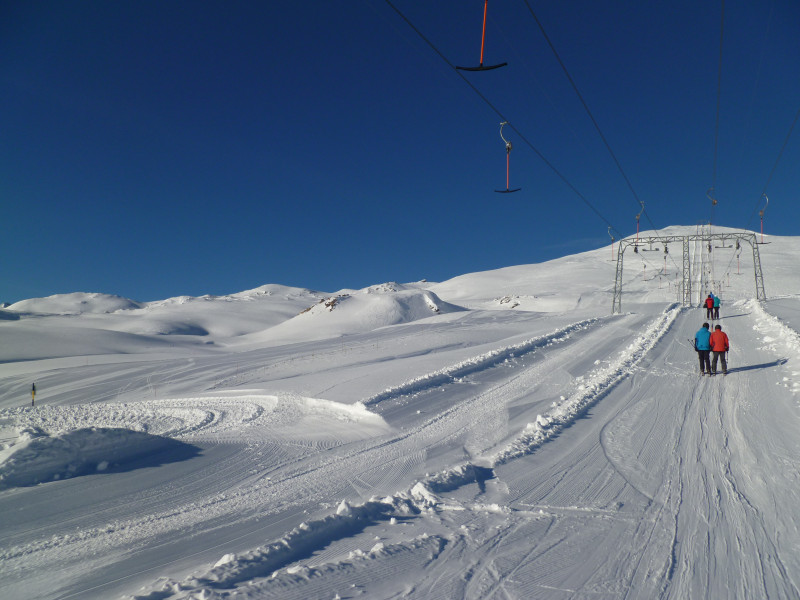 09:44 Uhr: Zu dieser frühen Stunde ist erst der rechte, langsamere Skilift in Betrieb.