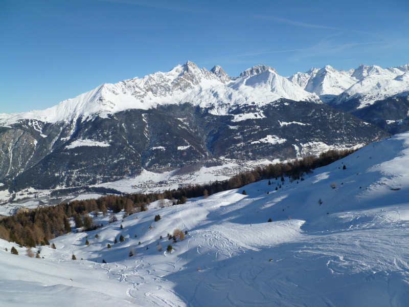 13:17 Uhr: Auch die 10b zur Monaspiste hinunter war geöffnet. Durch die tiefe Lage fehlt hier auch noch etwas Schnee. Im Laufe der Woche kamen immer mehr Steine hervor.