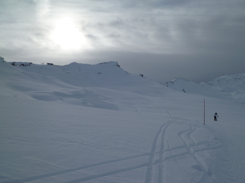 12:09 Uhr: Richtung Süden vorzogen sich die Wolken nur zögerlich. Die Piste 10a (Lai Lung) ist im oberen Bereich noch sehr weit unten trassiert. Mit viel Schwung kommt man aber dennoch durch. Eine etwas höhere Pistenvariante ist bereits grundpräpariert.