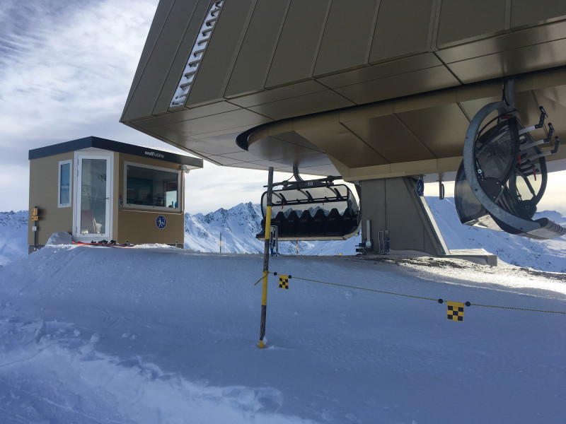 Hier sollte man aussteigen und nicht rechts am Bedienerhäuschen vorbei.