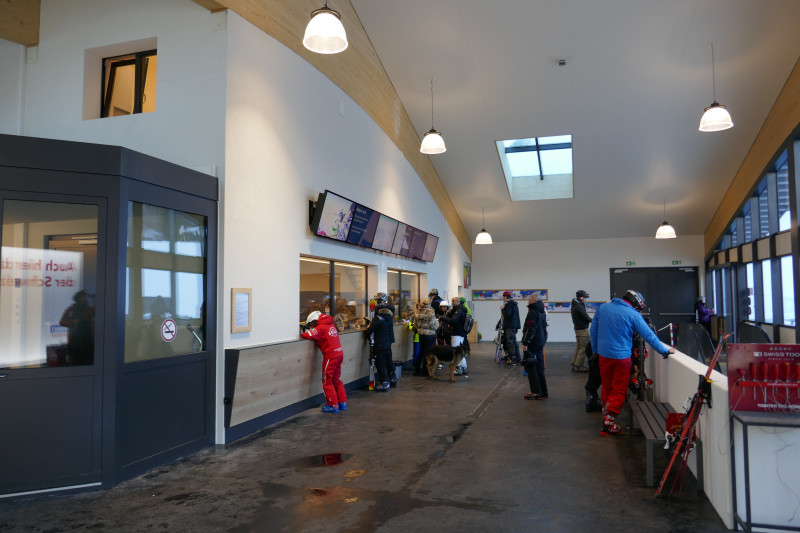 Talstation innen: Kassenbereich und Rolltreppen. Alles sachlich funktional gehalten