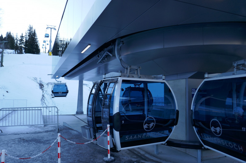 Talstation: Einstiegsbereich im Freien. Nicht verständlich, warum dieser Bereich nicht in die Station integriert wurde