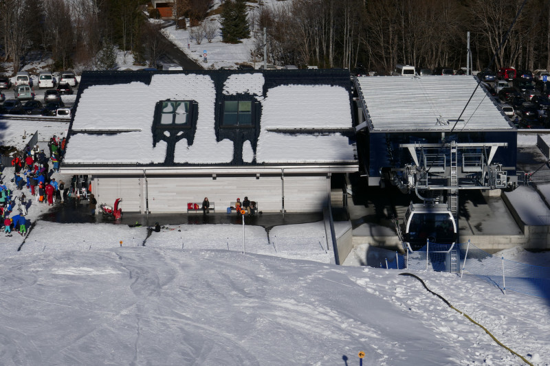 Talstation von oben: Das Kassengebäude ist architektonisch wenig ansprechend