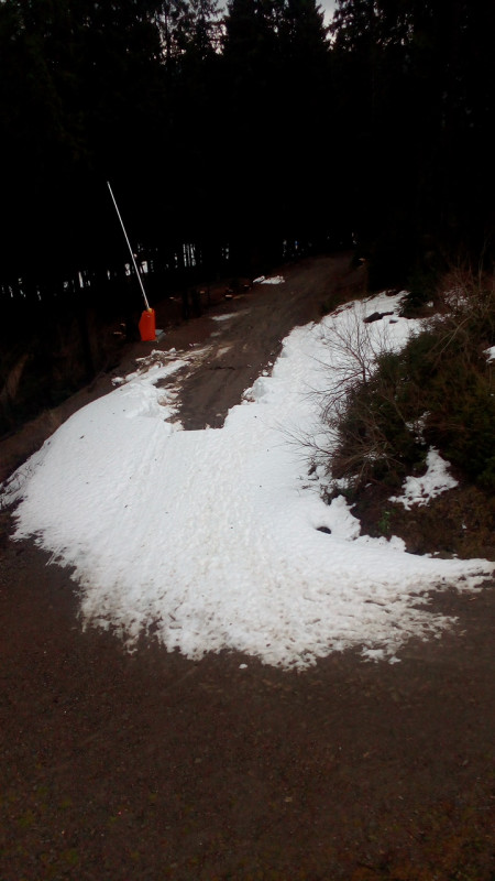 Schneehaufen an der blauen Umfahrung