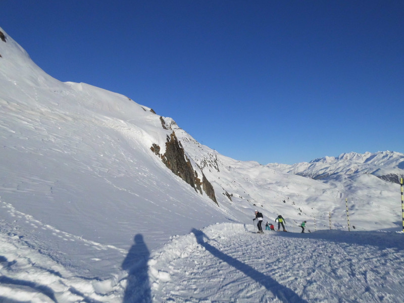 Hab leider von unten kein Bild gemacht, weil ich noch ein bisschen "Restschwung" mitnehmen wollte. Bei Biathleten wäre das wohl ein Hang, der das Rennen entscheiden kann ;)