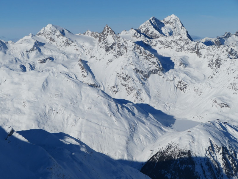 Wazespitze, davor der Rifflsee mit Skigebiet