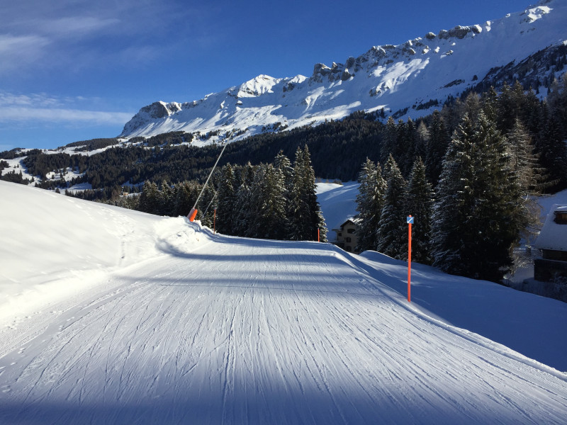 Talabfahrt Churwalden. Nach dem Parkplatz Proschieri wurde diese stark modelliert (verbreitert, Kuppern und Muldern abgetragen/aufgefüllt). Früher hatte ich mit dem Snowboard keine Chance, hier ohne abzuschnallen nach vorne zu kommen. Seit dem Umbau ist dies kein Problem mehr.