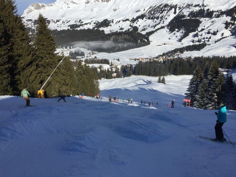 Eigentlich war der Plan, zu diesem Zeitpunkt auf die Ostseite und somit in die Sonne zu wechseln. Beim Anblick der Meschenmasse, welche sich zum Sessellift Obertor aufmachte, entschieden wir uns allerdings um und blieben auf der Westseite. Aus der Ferne konnten wir beim Obertor-Sessel eine grosse Meschenschlange ausmachen. Die Wartezeit wäre sicherlich beträchtlich gewesen, bedenkt man, dass man selbst bei wenigen Sesseln schon relativ lange warten muss.